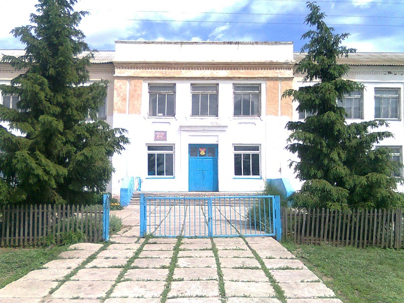 Главный  вход основного здания школы